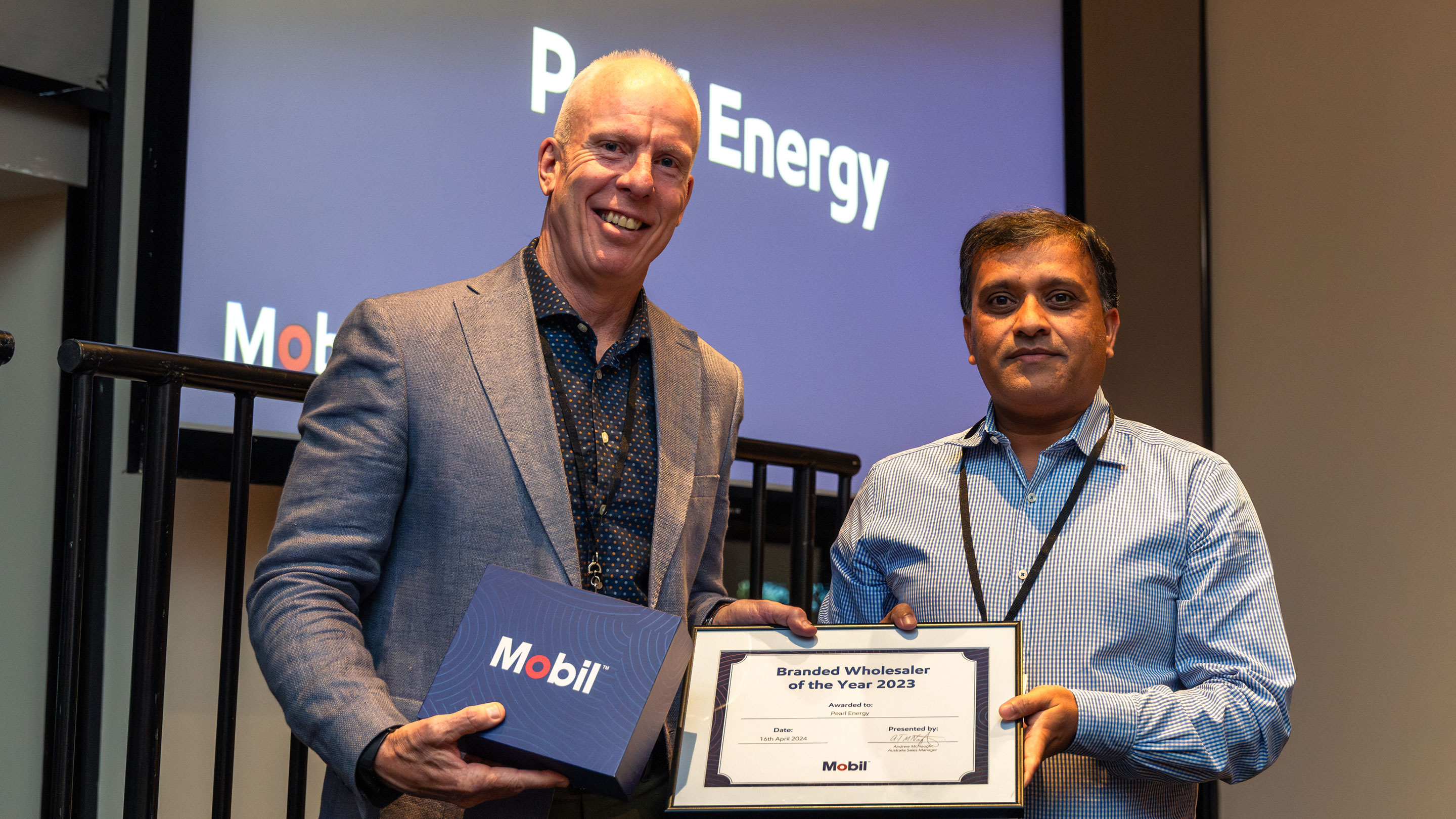 Image Mobil Oil Australia Sales Manager Andrew McNaught presents an award.
